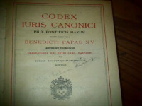 starozitna_latinska_kniha_codex_iuris_canonici_btevg.jpg